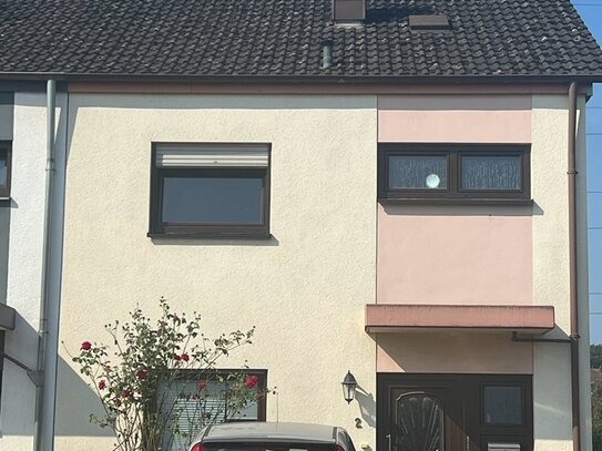 Schönes Reihenendhaus mit Garage in ruhiger Wohngegend von Dillingen-Diefflen