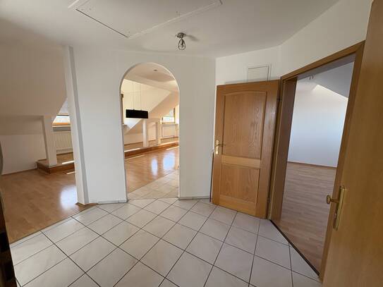 Helle Dachgeschosswohnung in Uttenreuth