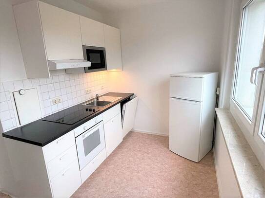 Moderne 2RW mit Aussicht, neue Einbauküche, Stadtzentrum, ab Juli