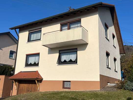 Wohnhaus mit 2 Garagen in sonniger Lage in Wehingen