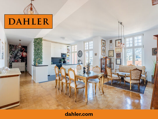 Spacious and bright 5-room flat with three balconies near the popular Dutch Quarter