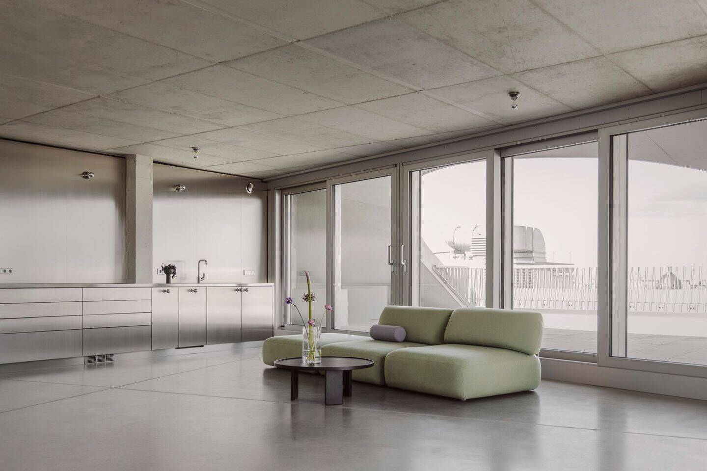 Penthouse von Brandlhuber+ Muck Petzet mit Beton- & Edelstahlakzenten, Dachterrasse & Tiefgarage - Foto 1