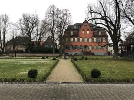 Terrassenwohnung mit Garten im Schlosspark in Frankfurt Nieder-Erlenbach