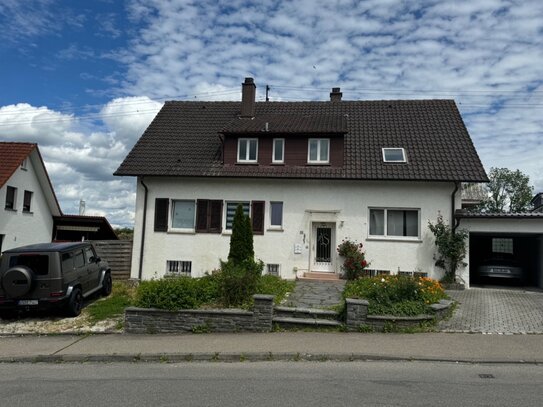 Einfamilienhaus mit 8 Schlafzimmer für bis 12 Personen, Internet, TV, 2x Küche, 2x Bad/Wc, Terrasse, Garten, Garage und…