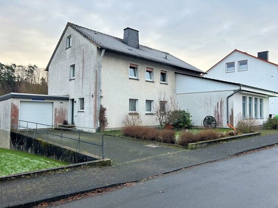 Kapitalanlage leicht gemacht! Vermietetes Zweifamilienhaus mit Garage und Stellplätzen in Rüthen!