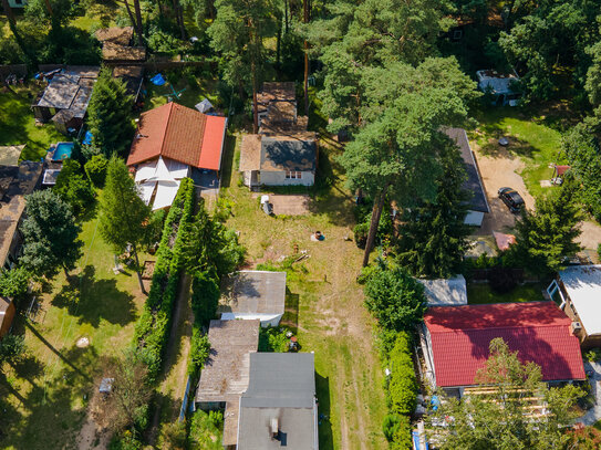 Mit Bungalow, Terrasse, Carport u.v.m.: Feriengrundstück am Waldrand in Rehfelde