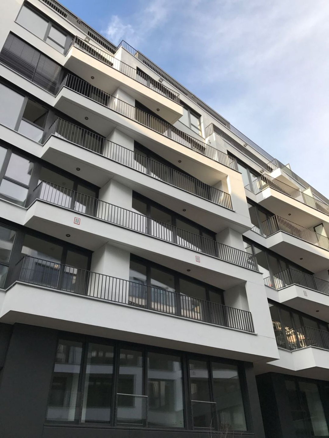 Möbilierte & moderne 2-Zi.-Neubauwohnung (2016) - Balkon, Parkettboden, Aufzug & Top-Ausstattung - Photo 1