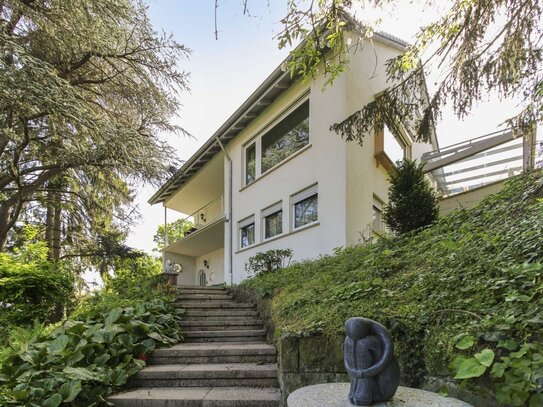 Panoramausblick: Wunderschönes Einfamilienhaus mit Einliegerwohnung in bester Lage in ES-Zollberg