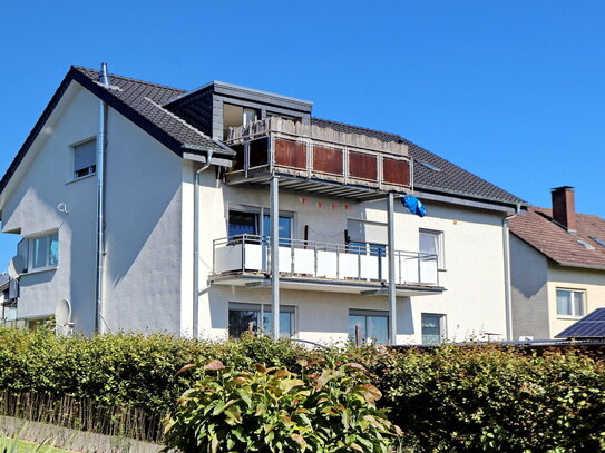 Große 3-Raum-Dachgeschosswohnung mit großem Balkon und einer Garage