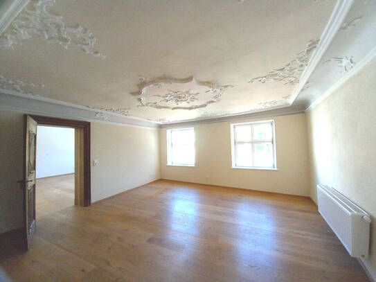 Besondere 2 Zimmer Wohnung mit Balkon und Einbauküche mit Blick auf den Marktplatz