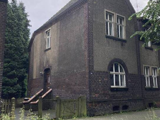 Denkmalgeschützte Zechenhaushälfte mit zwei Wohnungen und großem Grundstück in Duisburg-Neumühl