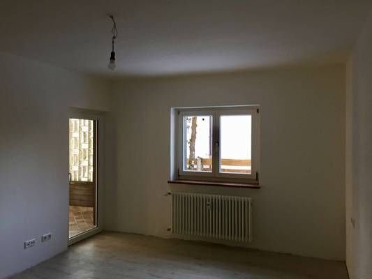 Helle, ruhige 3,5 Zimmer Whg. mit Wintergarten/ Terrasse / Garten.