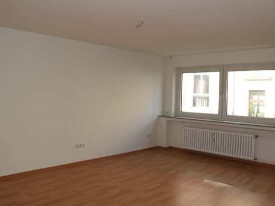 3,5-Raum-Wohnung, renoviert, Aufzug, zentrale Lage, Balkon, grosses Wohnzimmer !