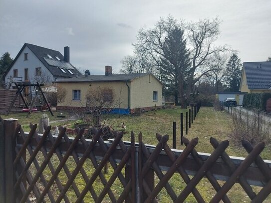 Baugrundstück mit abrissreifem Kleinhaus u. Nebengelass