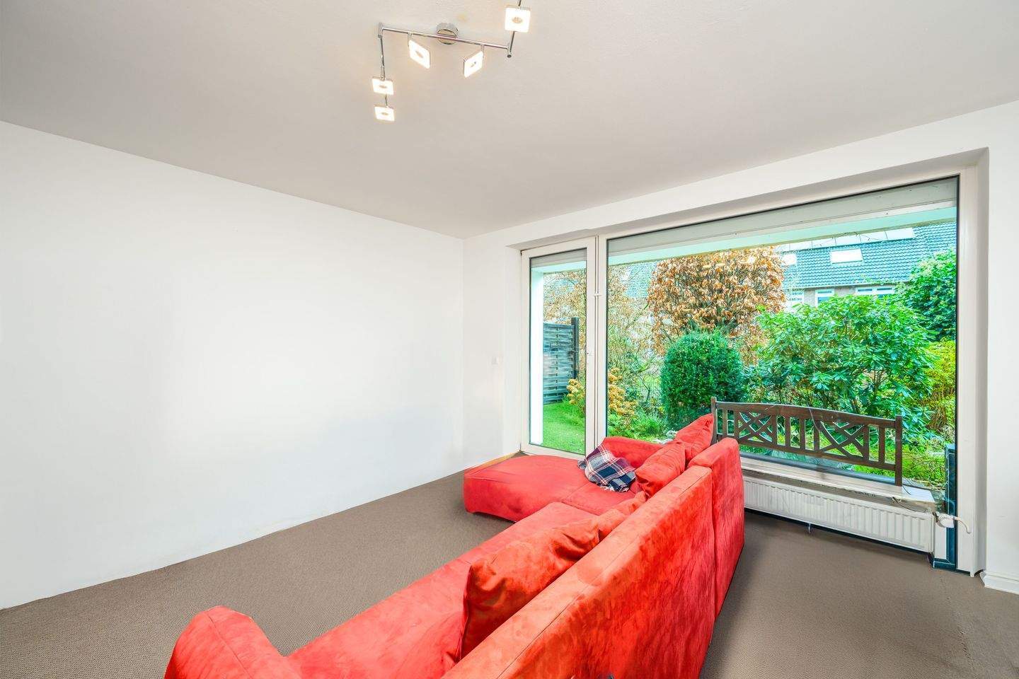 Zuhause im Grünen: 2-Zimmer-Wohnung mit Terrasse