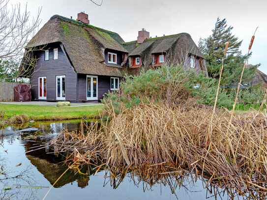 Historischer Altbau in Holz unter Reet