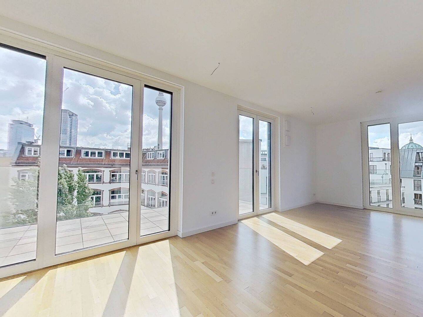 Penthouse-Feeling mit Blick auf den Fernsehturm: 3-Zimmer-Neubau mit Terrasse am Hackeschen Markt - Foto 1