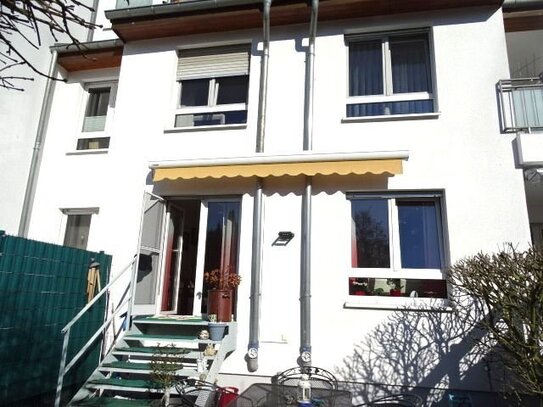 Exclusive, gepflegte 3 Zimmer Maisonettewohnung mit EBK, persönlichem Garten und Stellplatz mit E- Anschluß in Schlebus…