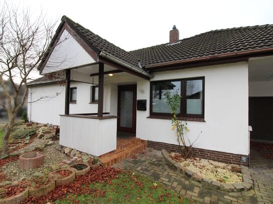 Wohnhaus mit kleinem Gästeapartment auf einem schönen Grundstück, Garage und Carport