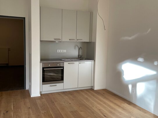 Sofort frei + Helle neue 2-Zimmer-Wohnung mit Echtholzparkett, Einbauküche, großem Balkon, Aufzug und TG-Stellplatz