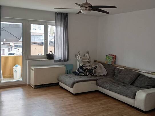 Gut geschnittene, helle Zwei-Zimmer-Wohnung mit Balkon in zentraler Lage