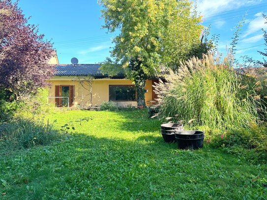 Renovierungsbedürftiger Bungalow mit Traumgarten