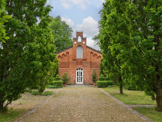 Kutschenstall mit parkähnlichem Garten in traumhafter Lage und Bauplatz