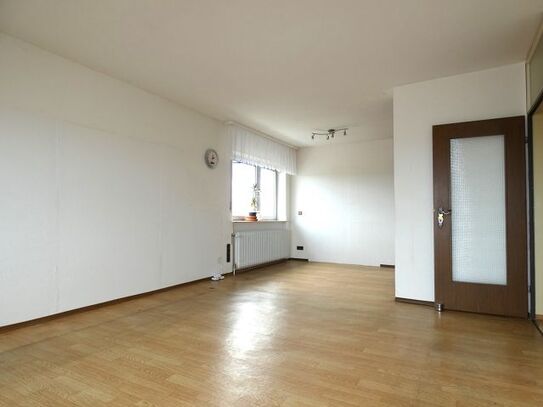 Helle 4 Zimmer Wohnung mit Balkon und Aufzug