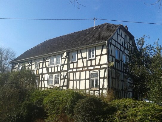 Westerwald: Charaktervolles, großes Fachwerk-Gebäude mit tollem Gartengrundstück und 3er-Garage