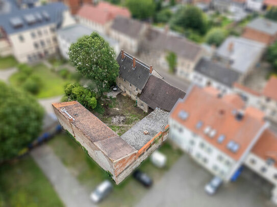 "Charmantes Sanierungsprojekt mitten in Wanzleben: Vielseitiges Wohnen auf großem Grundstück!"