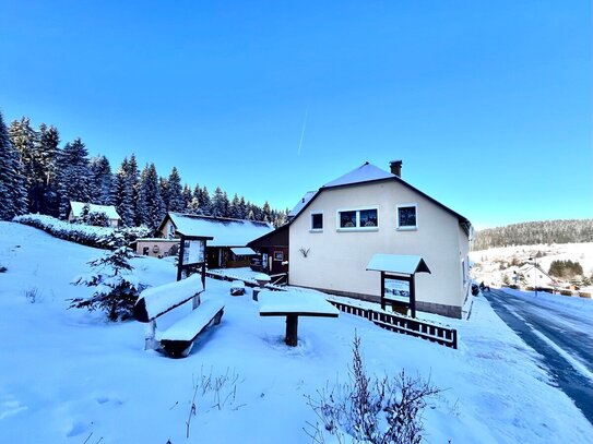 Einfamilienhaus mit 2 Einliegerwohnungen und 2 Ferienhäusern in Carlsfeld