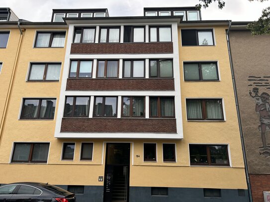 Sanierte 3 Zimmer Wohnung mit Balkon in ruhigem Mehrfamilienhaus