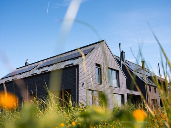 Grüne Oase: Innovatives Wunschhaus in Streu - Ihr nachhaltiges Zuhause am Wasser!