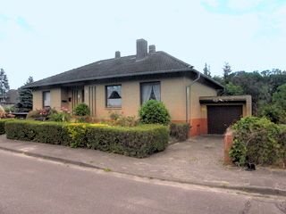 Bungalow mit Vollkeller, Wintergarten und massive Garage