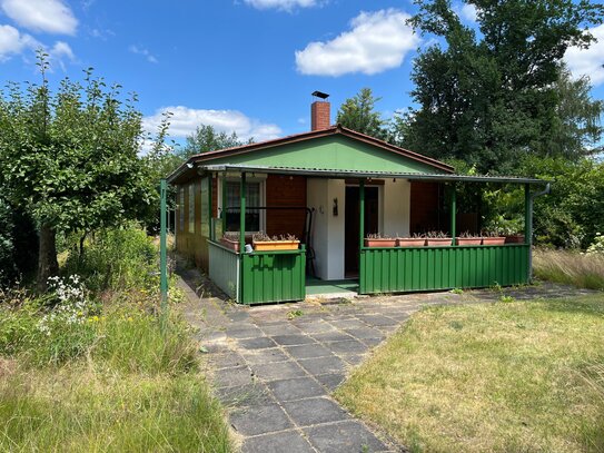 Handwerker Bungalow auf großem Baugrundstück in ruhiger Seitenstraße