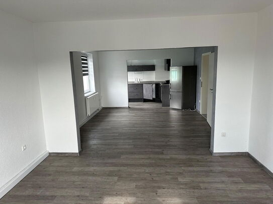 ++ Sanierte 2 Zi-Wohnung Aufzug, Garage, EBK ca. 60m², direkt im Stadtzentrum ++