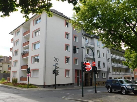 Zentral gelegene 2-Zi.-EG-Wohnung mit Balkon in modernisiertem Haus