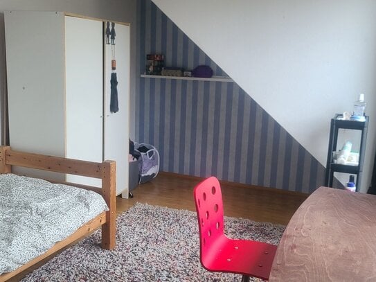 Ruhiges Zimmer in charmantem Haus mit Garten, citynah, 15 Min. zur Innenstadt, WLAN, Etagendusche/WC, Waschmaschine, Kü…