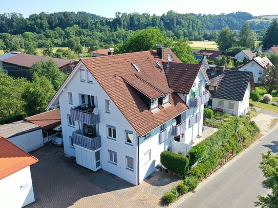 Ruhig gelegene, großzügige, 2-Zimmer-Wohnung mit Doppelparker und Außenstellplatz in Tettnang-Oberlangnau