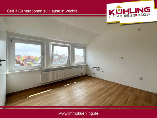 Bezugsfrei! Frisch renovierte 4- Zimmer-Dachgeschosswohnung zentrumsnah!