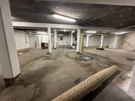 400 m² große Lagerhalle mit Büro, WC und Aufzug.