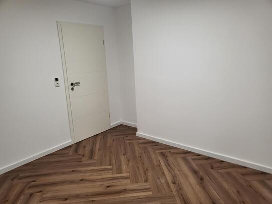 Erstbezug nach Kernsanierung: Moderne 3-Zimmer-Wohnung mit großzügigem Studio (70 m²) im Einfamilienhaus