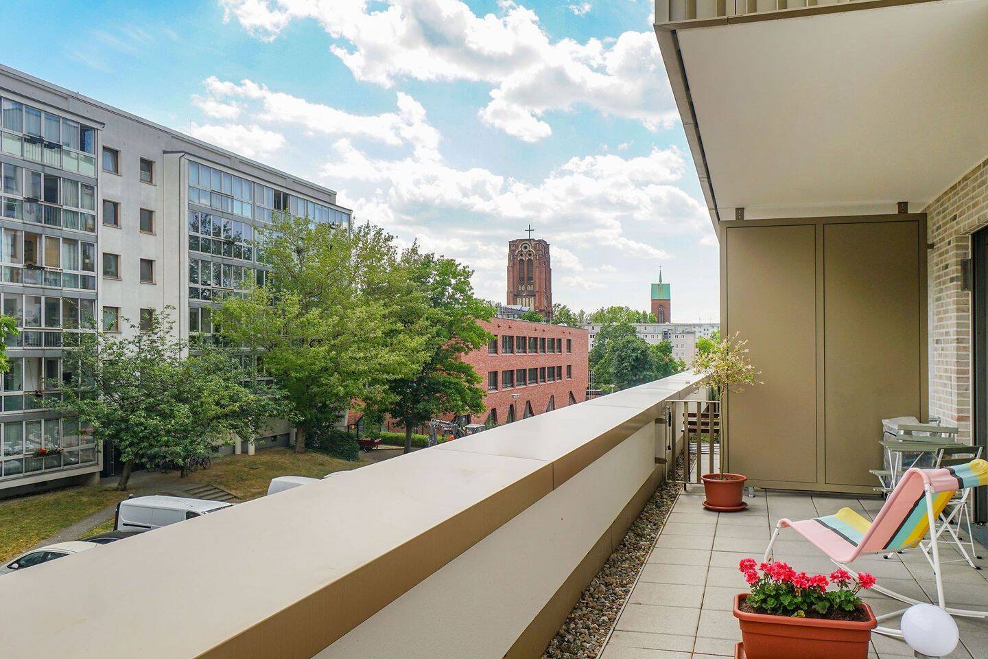 Möbliert: Modernes Apartment mit begrünter Sonnenterrasse nahe Volkspark Friedrichshain - Foto 1