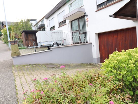 Wohnen im Bungalowstil: Geräumiges Reihenmittelhaus mit Garten am Bachnähe und Einliegerwohnung