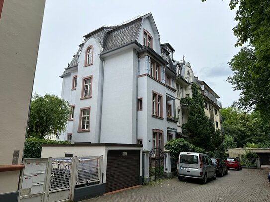 3 Zimmer Altbauwohnung mit original Stuck und Dielenboden in Rödelheim