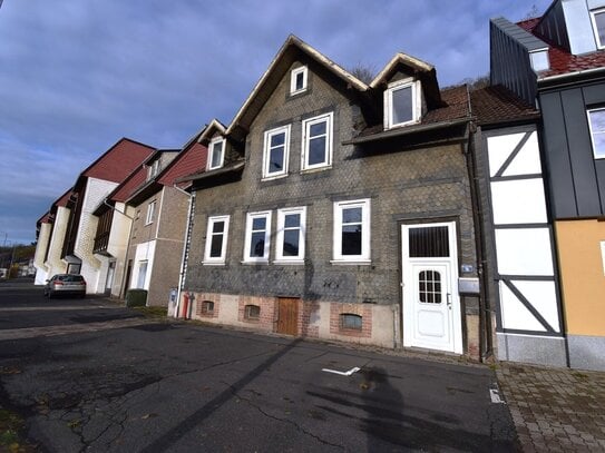 Einfamilienhaus in zentraler Lage zum Selbstausbau !