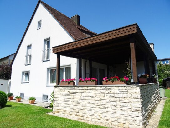 WUNDERSCHÖNES ZUM EIGENBEZUG FREIWERDENDES MODERNISIERTES ZWEIFAMILIENHAUS MIT GROßEM GARTEN IN RUHIGER LAGE