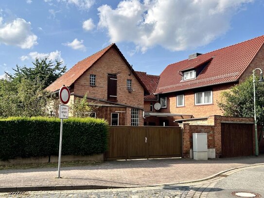 Wohnhaus mit Werkstattgebäude, Garage und Garten