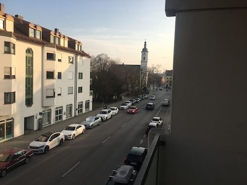 Charmante 2-Zimmer-City-Wohnung, vollmöbliert mit Balkon zum sofortigen Selbstbezug