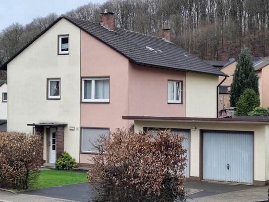 Gepflegtes Zweifamilienhaus mit Doppelgarage auf großzügigem Grundstück in Werdohl-Pungelscheid